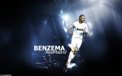 球探电竞快讯-B席童年照片流出从小帅到大