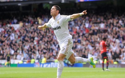 球探电竞独家-加拉格尔赛后冰敷膝盖